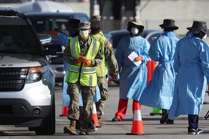 COVID-19: Mỹ vẫn chưa thấy ánh sáng cuối đường hầm