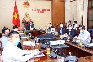 Cán bộ nhiều bộ, ngành làm tại nhà, việc vẫn thông