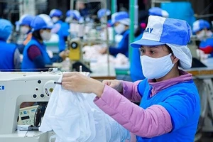 Phương Tây đeo khẩu trang và cơ hội của doanh nghiệp Việt