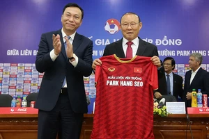 ‘Người ngoài’ đòi giảm lương ông Park