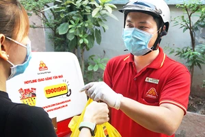 Giữa dịch COVID-19, nhiều nhà máy vẫn chạy tốt