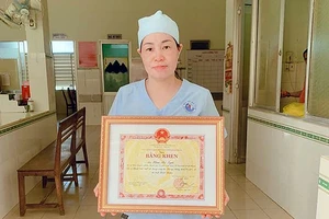 Nữ hộ lý xót lòng xa con gái lúc vượt cạn