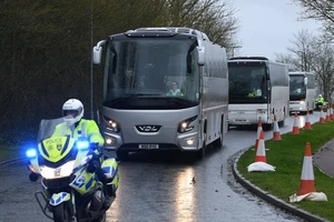 Thủ tướng Anh nhập viện vì COVID-19: Đừng chủ quan