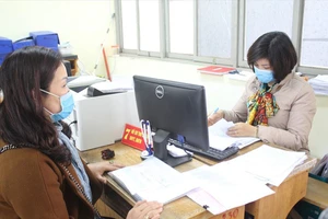 Dịch COVID-19: Ai được nhận lương hưu, trợ cấp BHXH tại nhà?