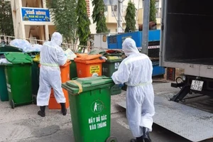 Sự hy sinh thầm lặng của những người gom rác y tế