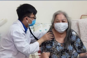 Đến tận nhà khám bệnh cho người cao tuổi 
