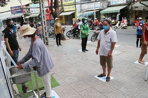 Máy phát gạo tự động: Nghĩa tình qua từng nút bấm