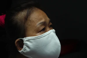 Người bán vé số mừng phát khóc khi nhận tiền hỗ trợ