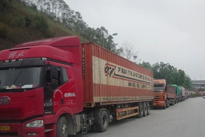 Cửa khẩu biên giới lại ùn ứ vì Trung Quốc siết chặt