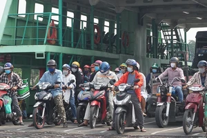 Khoảng cách tối thiểu 2 m: Phà Cát Lái gặp khó khăn
