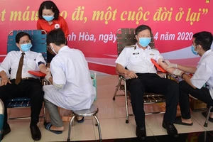 Cán bộ học viện Hải quân tham gia hiến máu. (Ảnh báo QĐND)
