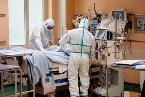 Trung Quốc tăng ca nhiễm, Mỹ chia rẽ vì tiền hỗ trợ