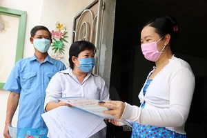 Cán bộ khu phố trên trận tuyến chống dịch