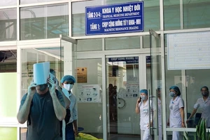 Dịch COVID-19: Duy trì cách ly xã hội, xét nghiệm diện rộng