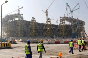 Nhóm công nhân xây sân World Cup 2022 nhiễm COVID-19