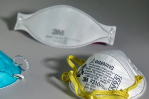 Bundesliga trở lại, bắt cầu thủ mang khẩu trang thi đấu