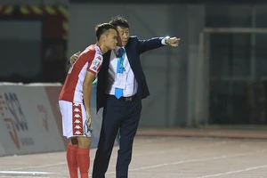 Bóng lăn lại sau COVID-19 và đề xuất thay 5 cầu thủ