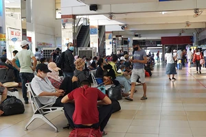 Ga tàu, sân bay, bến xe nhộn nhịp hành khách dịp lễ