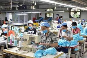 Chiếc áo, đôi giày Việt làm mới mình để vượt khó