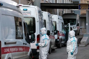 COVID-19: Nga đang theo vết xe của Mỹ