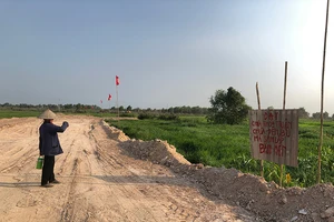 Chưa bồi thường, chủ đầu tư đã san lấp đất của dân