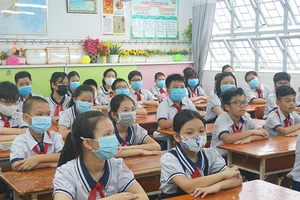 Trường học thở phào khi bỏ giãn cách lớp học