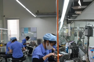 Cú lội ngược dòng thành công của tivi, điện thoại thông minh 