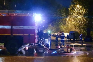 Quan chức Mỹ cách ly, Nga cháy bệnh viện điều trị COVID-19