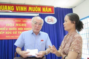 Cử tri Nguyễn Thị Dung đang trao đổi với đại biểu Phan Nguyễn Như Khuê. Ảnh: TÁ LÂM