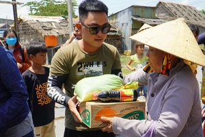 Lộc ‘trâu’ san sẻ yêu thương với người nghèo nơi biên giới