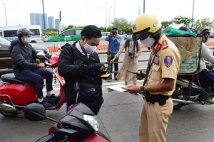 Hàng loạt xe vi phạm ngày đầu CSGT ra quân kiểm tra