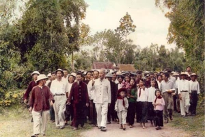 Bác Hồ về thăm Nghệ An vào năm 1957. Ảnh: Báo Nghệ An