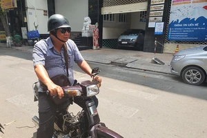 Cán bộ bắt cướp, góp thực phẩm cho dân