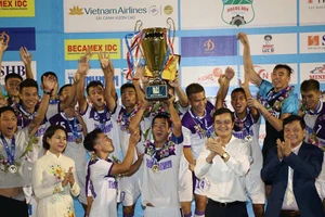 Từ chuyện bầu Hiển tặng cả đội bóng