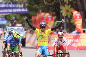 Nguyễn Tấn Hoài đánh bật các đợt tấn công áo vàng