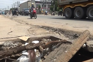 Coi chừng trẻ lọt hố ga khi mùa mưa đến