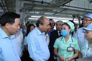 Thủ tướng Nguyễn Xuân Phúc thăm hỏi người lao động ở Bắc Ninh