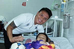 Cầu thủ Việt và tấm lòng với cộng đồng