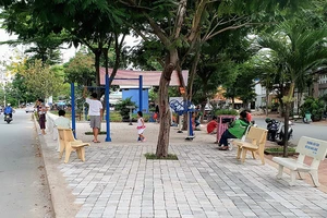 Người dân tự bỏ tiền mua thuyền vớt rác trên rạch