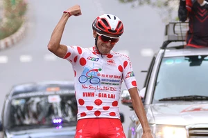 Thế trận ‘chân kiềng’, được ăn cả ngã về không