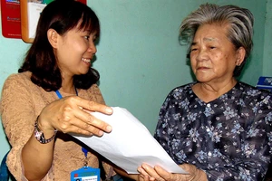 Mang giấy tờ tới nhà, giao tận tay người dân