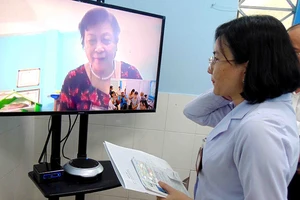 Bệnh nhân ngồi nhà được bác sĩ khám qua màn hình