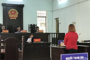 Ly kỳ vụ tát, tạt sơn để đánh ghen