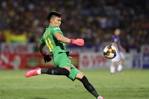 450 phút của Văn Hoàng và ‘nhích từng tí’ của SL Nghệ An