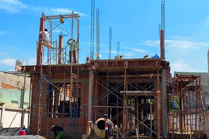 Sống ổn định trên đất ở, vẫn phải xây nhà tạm