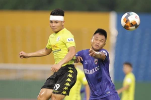 Tấn Trường hợp lực cùng Hà Nội đánh bại B. Bình Dương