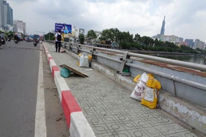 Gửi rác trên cầu