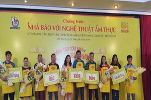 Cặp nhà báo Thanh Thủy - Trường Giang (giữa) dành giải Vàng cuộc thi cũng các nhà báo khác tham gia cuộc thi. Ảnh: Trí Nhiên 