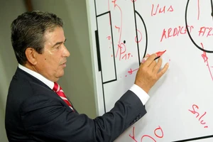 UAE tự tin sẽ soán ngôi Việt Nam khi có ‘phù thủy’ Pinto