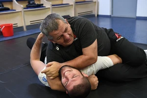 Khabib: Tôi phải mạnh mẽ hơn sau cái chết vì COVID-19 của cha